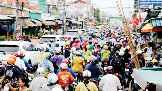 Người dân trở lại TPHCM sau lễ: Bến phà quá tải, các cửa ngõ xe chen kín