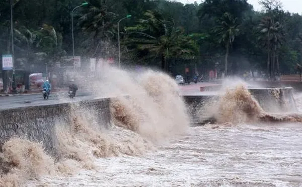 Ứng phó khẩn cấp với tổ hợp áp thấp nhiệt đới và thời tiết xấu trên biển Đông