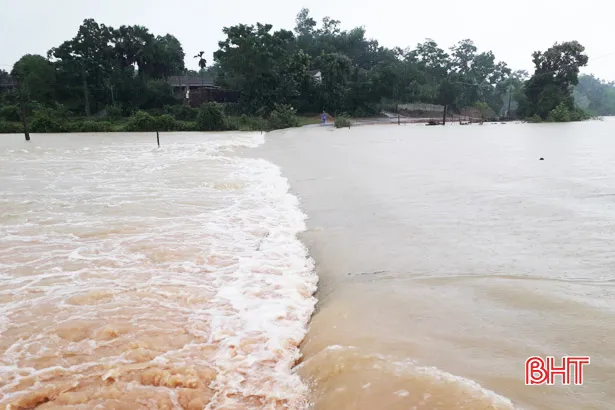 Hà Tĩnh: Mưa to, 7 người đi rừng mất liên lạc, gần 2.000 ha lúa hè thu bị ngập