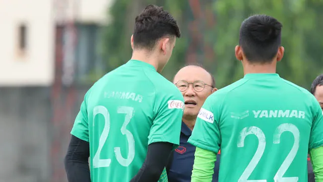 HLV Park Hang Seo gọi nhóm thủ môn ra dặn dò riêng