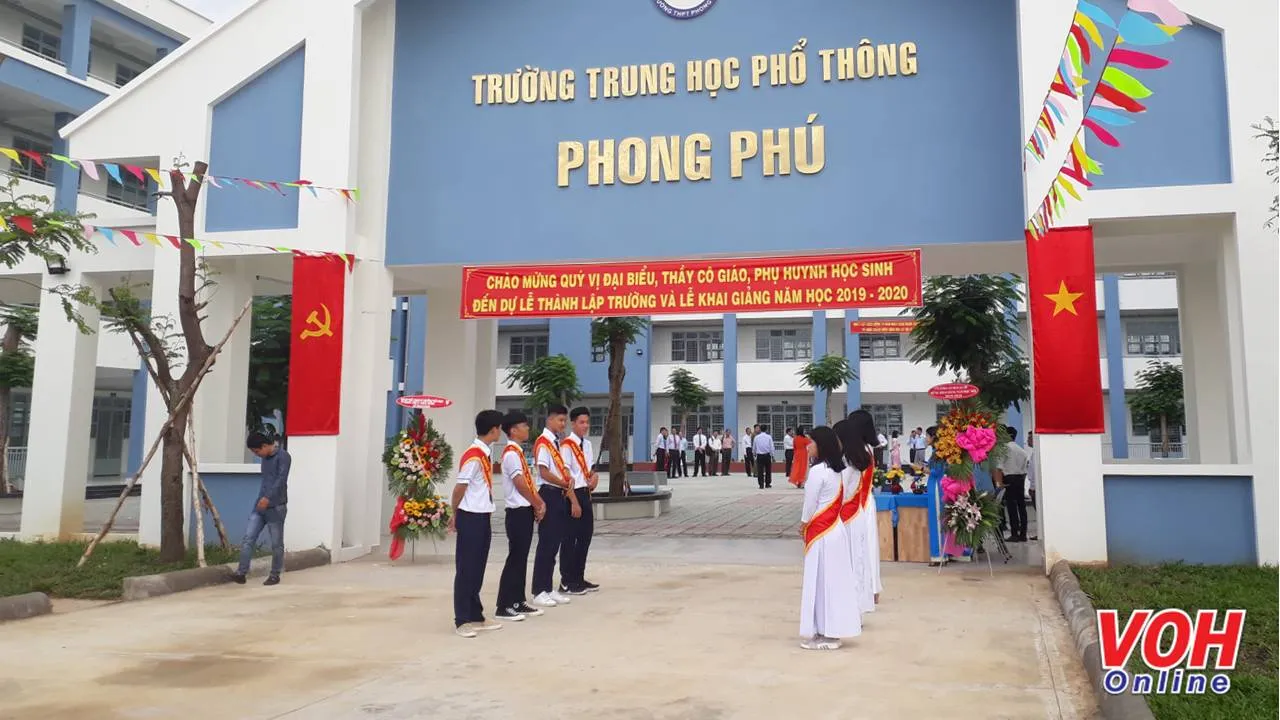 Trường THPT Phong Phú khai giảng năm học mới