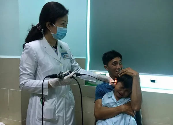 Bị thủng hoàn toàn màng nhĩ do nhét pin điện tử