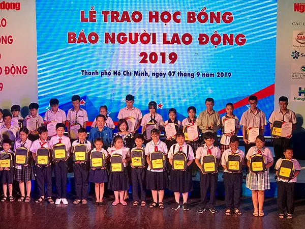 Trao 121 suất học bổng cho con công nhân lao động có hoàn cảnh khó khăn