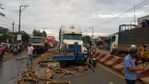 Tin tức tai nạn giao thông hôm nay 8/9/2019: Xe container tông trực diện xe ba gác, tài xế chết thảm