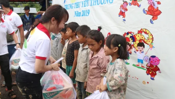 Sát cánh cùng gia đình Việt trao 700 phần quà trung thu cho trẻ em nghèo Đắk Nông