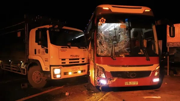 Tin tức tai nạn giao thông hôm nay 9/9/2019: Xe khách Thành Bưởi tông trực diện xe tải trên QL20