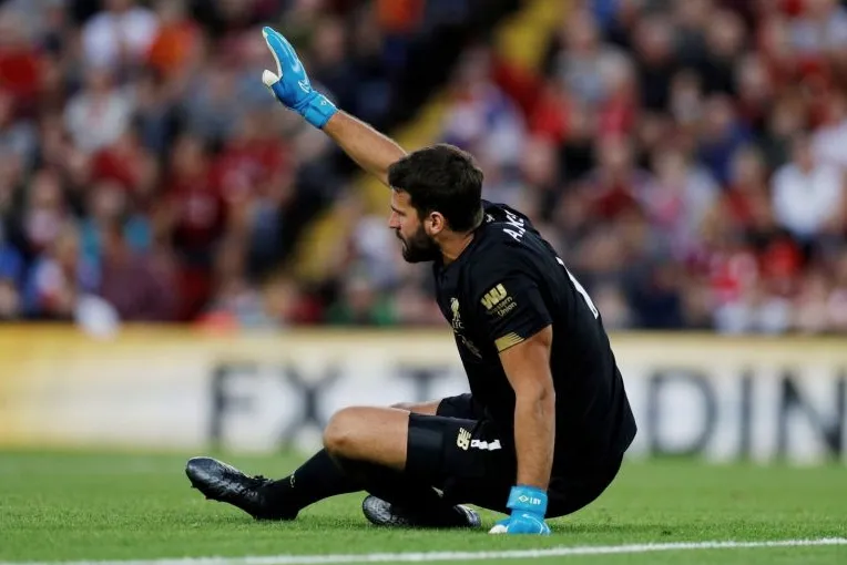 Liverpool nhận tin buồn về Alisson Becker