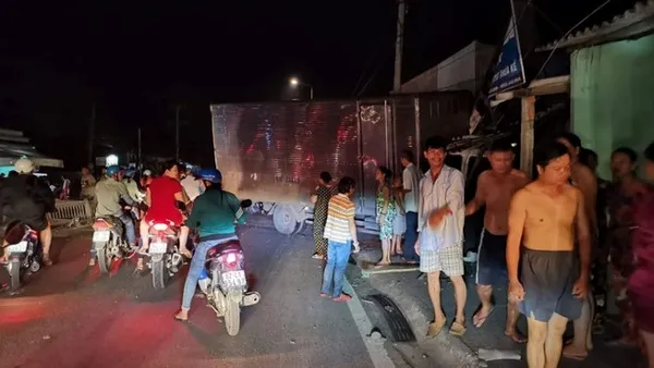 Tin tức tai nạn giao thông 11/9/2019: Kinh hoàng xe tải nổ vỏ, tông xe máy rồi lao vào nhà dân