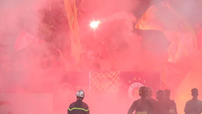 Nữ CĐV phải đi cấp cứu trong ngày sân Hàng Đẫy ngập trong pháo sáng