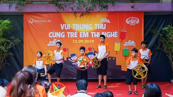 Tặng quà trung thu cho trẻ mồ côi, khuyết tật