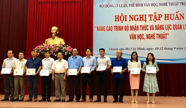 Bế mạc hội nghị tập huấn nâng cao trình độ lý luận và quản lý, lãnh đạo văn học nghệ thuật