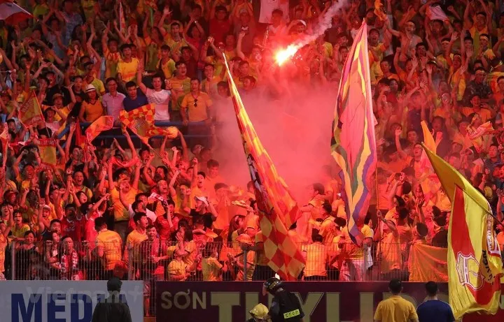 CLB Hà Nội bị treo sân 2 trận, nộp phạt 85 triệu đồng vì sự cố pháo sáng