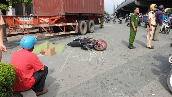 Dừng chờ đèn đỏ, người phụ nữ bị xe container tông tử vong