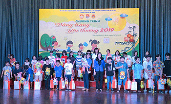 Chương trình “Vầng trăng yêu thương” dành cho trẻ em mồ côi, trẻ em có hoàn cảnh đặc biệt