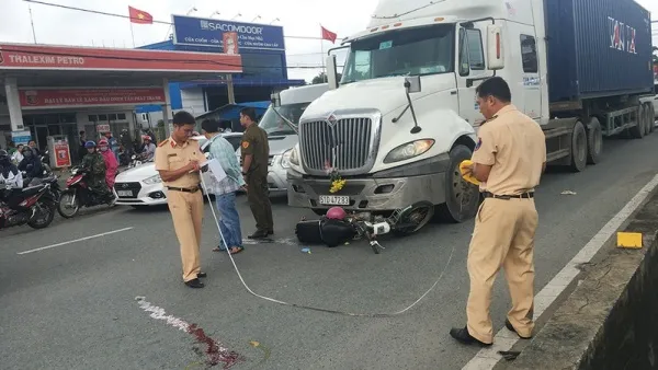 Tin tức tai nạn giao thông hôm nay 15/9/2019: Ngược chiều, người phụ nữ bị xe container húc văng