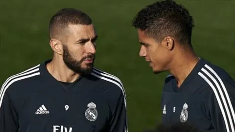 Được Benzema hết lời khen ngợi, Varane phản ứng thế nào