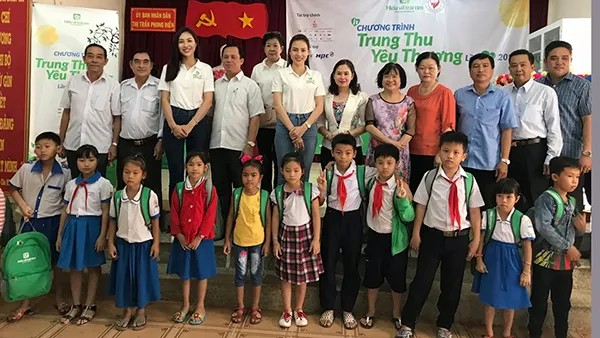 Saigon Co.op cùng các đại sứ trái tim tặng quà trung thu cho trẻ em