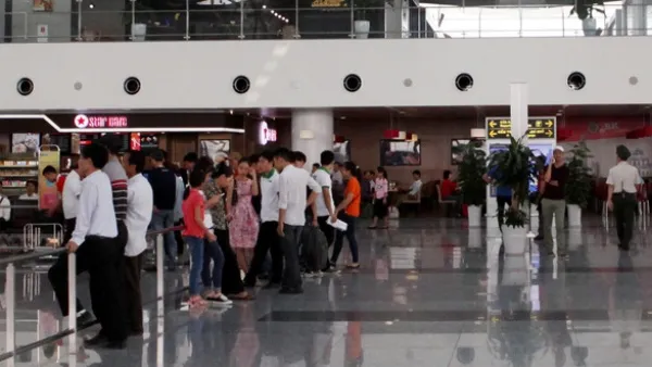 Lục túi xách của người khác, người đàn ông bị đánh tới tấp tại sân bay