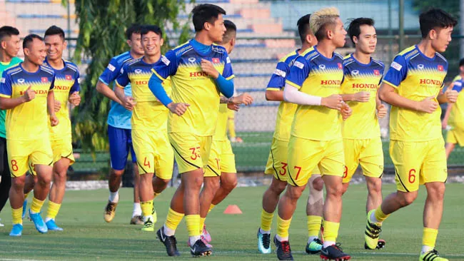 Mạc Hồng Quân nhanh chóng bắt cặp cùng Văn Toàn trên sân tập