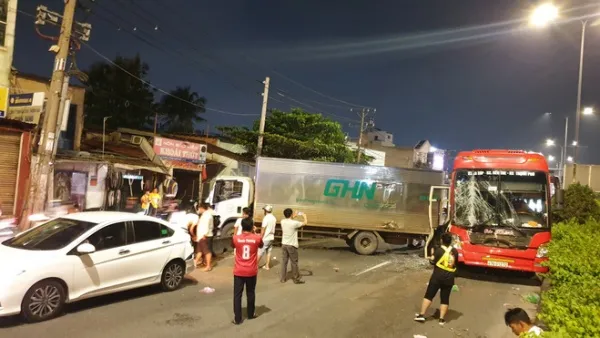 Tin tức tai nạn giao thông hôm nay 23/9/2019: Va chạm liên hoàn ở QL1, hàng chục hành khách kêu cứu