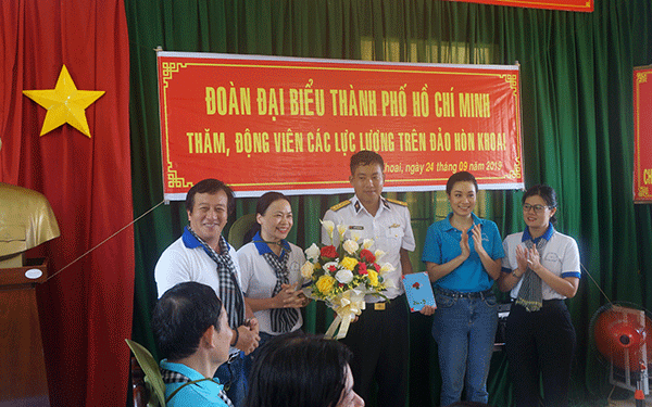 Đoàn đại biểu TPHCM thăm tặng quà cho các cán bộ, chiến sĩ trên đảo Hòn Khoai, Cà Mau