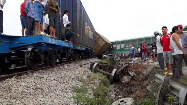 Tin tức tai nạn giao thông hôm nay 25/9/2019: Tông phải xe tải, 4 toa tàu hỏa lật khỏi đường ray