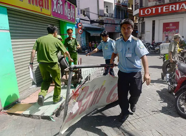 TPHCM ra quân dẹp bỏ các điểm kinh doanh trái phép trên vỉa hè