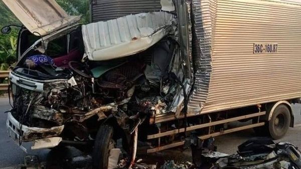 Tin tức tai nạn giao thông hôm nay 26/9: Xe tải tông đuôi xe đầu kéo, tài xế tử vong thương tâm