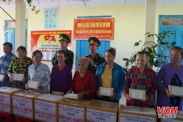 Người dân xã đảo An Sơn vui mừng nhận quà của đoàn đại biểu thành phố