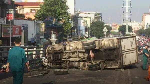 Tin tức tai nạn giao thông ngày 27/9:Xe tải tông loạt xe máy trên cầu vượt Cây Gõ, 4 người bị thương