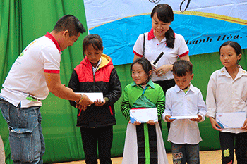 Chương trình Cùng em đi qua mùa lũ ở tỉnh Thanh Hóa