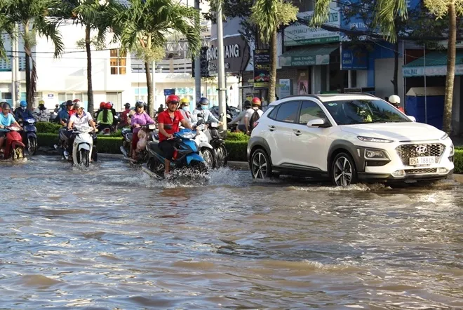 Nước sông Mê Kông đang xuống chậm, nhiều khu vực tại Đồng bằng sông Cửu Long vẫn ngập