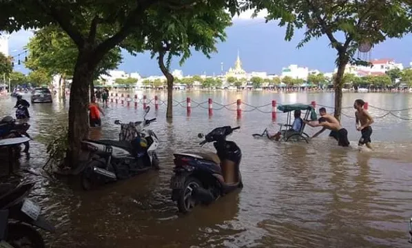 Sáng 30/9, Cần Thơ vẫn chìm trong biển nước, cuộc sống của người dân bị xáo trộn