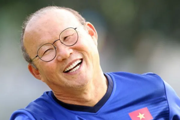 HLV Park Hang Seo đón sinh nhật sớm cùng đồng nghiệp