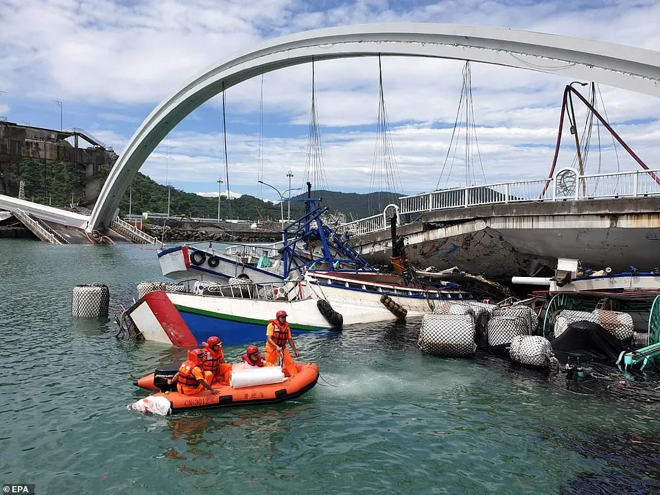 Đài Loan: Sập cầu, nhiều tàu đánh cá bị nhấn chìm
