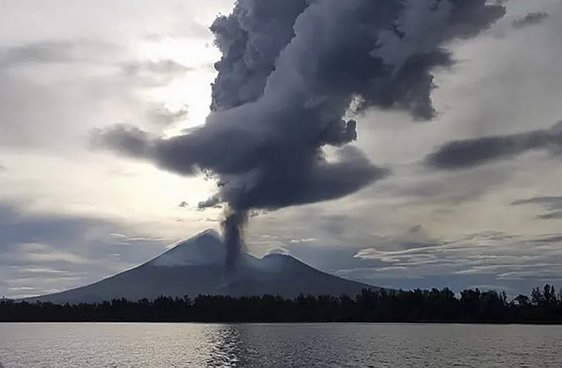 Núi lửa Ulawun ở Papua New Guinea lại phun trào