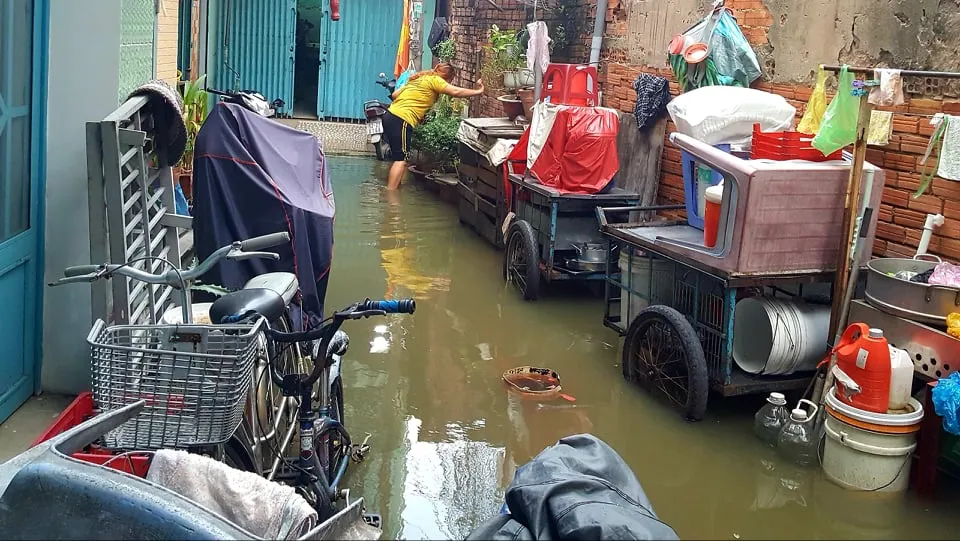 Triều cường vượt báo động 3, vùng trũng thấp TPHCM ngập, nhiều gia đình sinh hoạt đảo lộn