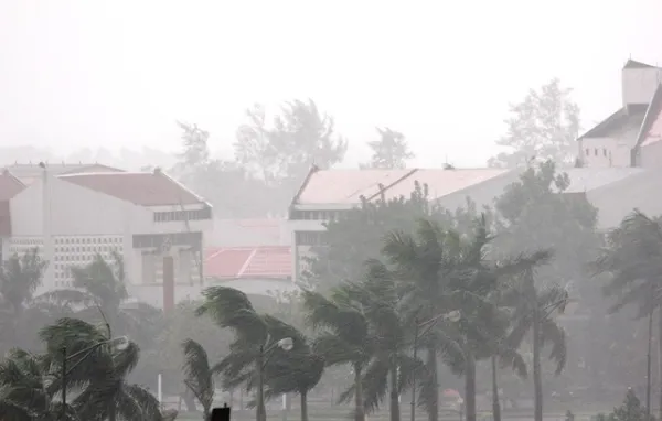Campuchia: Mưa to kèm gió lốc ở huyện gần biên giới Việt Nam làm 1 người chết, hàng loạt nhà bị sập