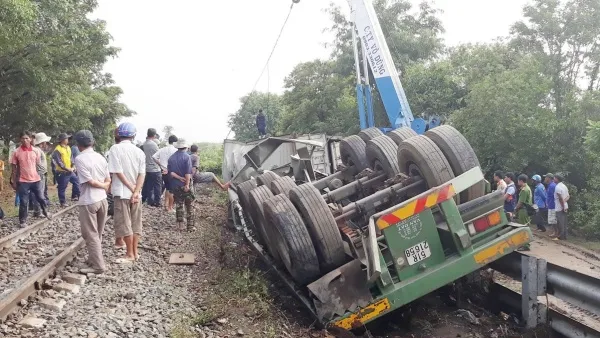 Tin tức tai nạn giao thông hôm nay 1/10/2019: Xe đầu kéo bị tàu hỏa kéo lê 40m, đứt làm đôi