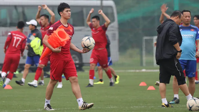 Không tập cùng cả đội, Đình Trọng sắm vai người vận chuyển