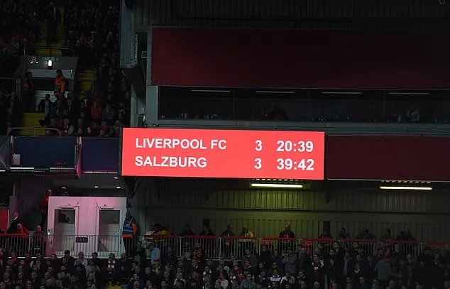 Cười ra nước mắt với sự cố hy hữu ở sân Anfield
