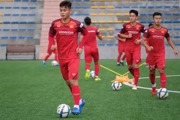 U22 Việt Nam tập rê dắt bóng dưới sự chỉ đạo của thầy Park