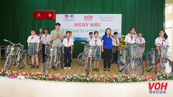 Đoàn Thanh niên VOH tặng xe đạp cho học sinh nghèo tại Trường THCS Hiệp Phước, huyện Nhà Bè