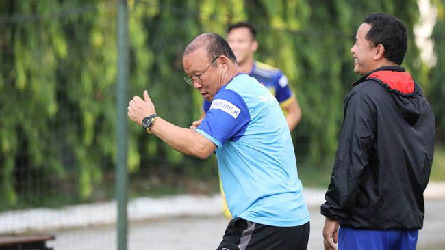 Những biểu cảm đáng yêu của thầy Park khi đích thân thị phạm cho học trò