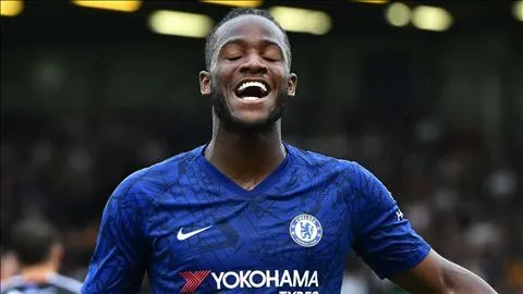 Crystal Palace hỏi mua Michy Batshuayi vào tháng 1