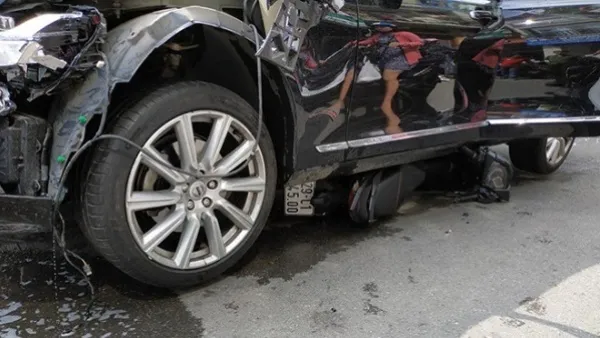 Tin tức tai nạn giao thông hôm nay 10/10/2019: Xế hộp lao từ hầm xe ra​​​​​​​ nuốt xe máy vào gầm 