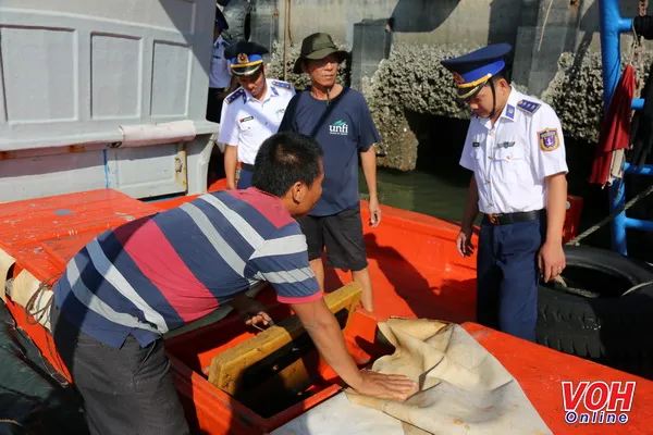 Bắt giữ tàu vận chuyển dầu DO trái phép trên biển