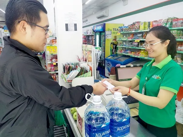 Saigon Co.op bán nước uống đóng chai với giá vốn cho người dân Hà Nội