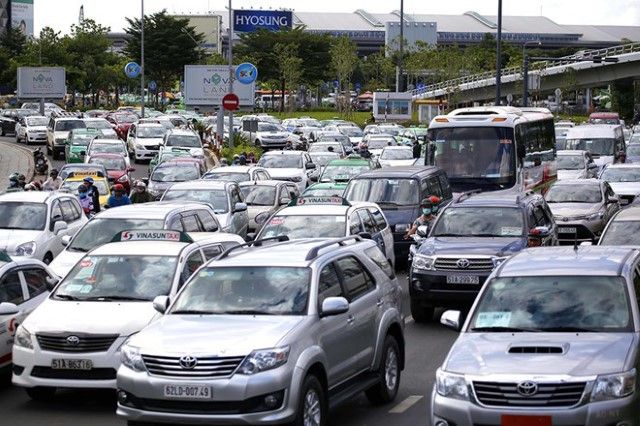Tiếp tục tổ chức thu phí sử dụng tạm thời lòng đường để đỗ xe ô tô