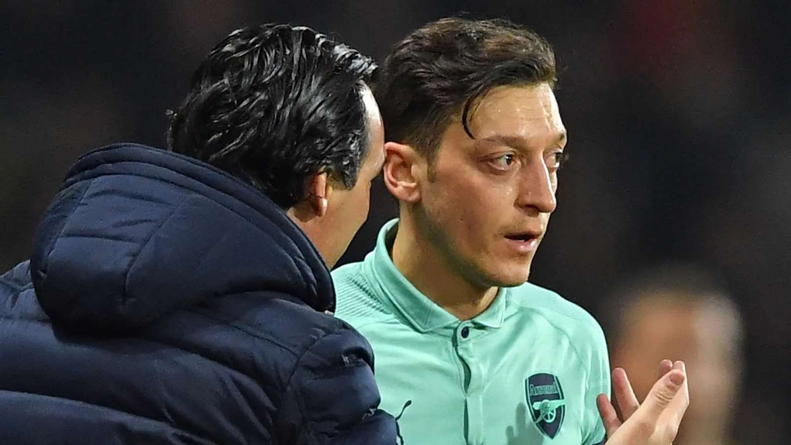Mesut Ozil phải cảm thấy xấu hổ khi không được sử dụng